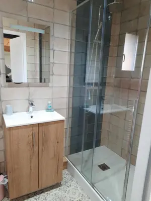 Salle de bains dans l'établissement Chalet à L'orée du bois avec parking