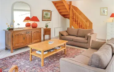 Coin salon dans l'établissement 3 Bedroom Stunning Home In Roisel
