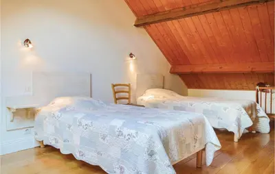 Un ou plusieurs lits dans un hébergement de l'établissement 3 Bedroom Awesome Home In Roisel