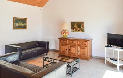 Télévision ou salle de divertissement dans l'établissement 2 Bedroom Stunning Home In Roisel