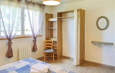 Un ou plusieurs lits dans un hébergement de l'établissement 2 Bedroom Stunning Home In Roisel
