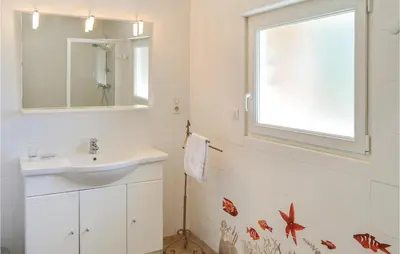 Salle de bains dans l'établissement 2 Bedroom Stunning Home In Roisel