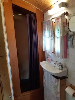 Salle de bains dans l'établissement Roulotte de l'Aubetin