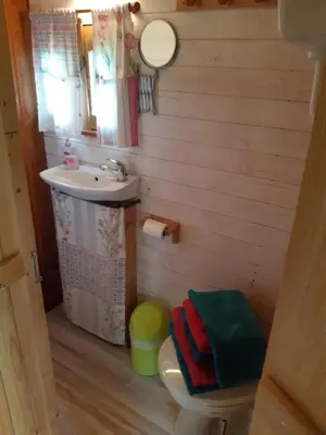 Salle de bains dans l'établissement Roulotte de l'Aubetin
