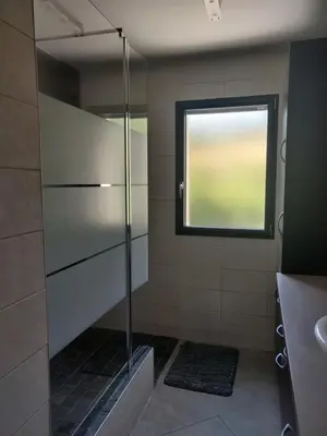 Salle de bains dans l'établissement LA LOGIA Gîtes pour 20 personnes