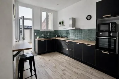 Cuisine ou kitchenette dans l'établissement Coliving équipé avec terrasse - WiFi rapide, cuisine complète, centre-ville - idéal séjour pro ou longue durée