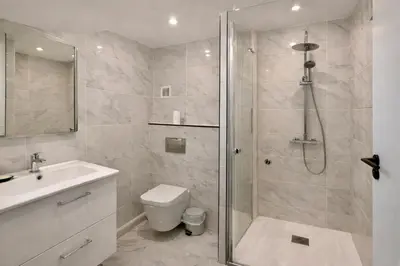Salle de bains dans l'établissement Coliving équipé avec terrasse - WiFi rapide, cuisine complète, centre-ville - idéal séjour pro ou longue durée