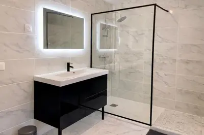Salle de bains dans l'établissement Coliving équipé avec terrasse - WiFi rapide, cuisine complète, centre-ville - idéal séjour pro ou longue durée