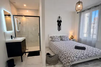 Un ou plusieurs lits dans un hébergement de l'établissement Coliving équipé avec terrasse - WiFi rapide, cuisine complète, centre-ville - idéal séjour pro ou longue durée