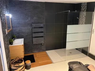 Salle de bains dans l'établissement Le Cosily jacuzzi et sauna privatif