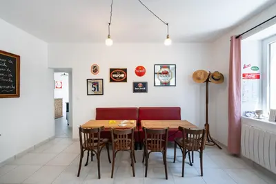 Coin salon dans l'établissement Au Café des Souvenirs