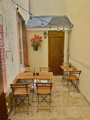 Terrasse ou espace extérieur de l'établissement Le Gîte de Jean Thevenin, avec parking gratuit