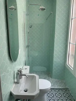 Salle de bains dans l'établissement Le Gîte de Jean Thevenin, avec parking gratuit