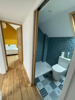 Salle de bains dans l'établissement Le Gîte de Jean Thevenin, avec parking gratuit