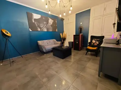 Télévision ou salle de divertissement dans l'établissement La Demeure d'Ana - Hébergement insolite