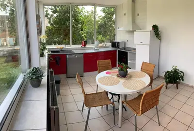 Cuisine ou kitchenette dans l'établissement Charmante maison avec cheminée, grand jardin et boxe chevaux