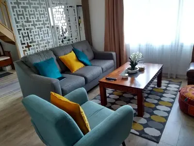 Coin salon dans l'établissement 10km to Disneyland - Terrace Parking & Sleeps 4