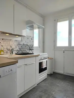 Cuisine ou kitchenette dans l'établissement Le Thourottois*Centre ville*Wifi*Spacieux*Confort* Saint-Gobain