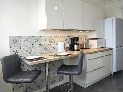 Cuisine ou kitchenette dans l'établissement Le Thourottois*Centre ville*Wifi*Spacieux*Confort* Saint-Gobain