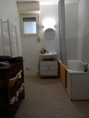 Salle de bains dans l'établissement Appart plein centre, balcon - 4 personnes