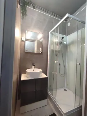 Salle de bains dans l'établissement Studio indépendant accès direct autonome.