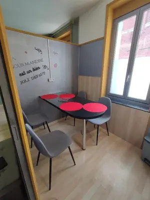 Coin salon dans l'établissement Studio indépendant accès direct autonome.