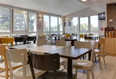 Restaurant ou autre lieu de restauration dans l'établissement B&B HOTEL Châlons-en-Champagne