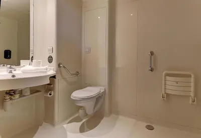 Salle de bains dans l'établissement B&B HOTEL Châlons-en-Champagne