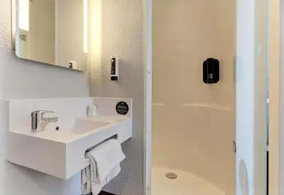 Salle de bains dans l'établissement B&B HOTEL Châlons-en-Champagne