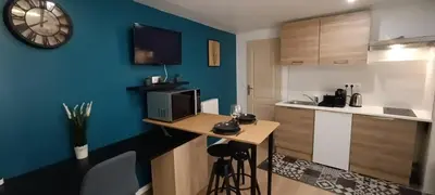 Cuisine ou kitchenette dans l'établissement La Marne