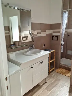 Salle de bains dans l'établissement L'entre deux Eaux 'Maison' Balcon 'et Jardin