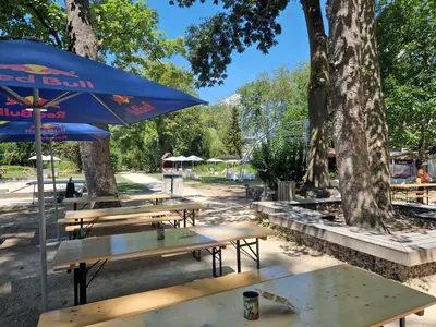 Restaurant ou autre lieu de restauration dans l'établissement L'entre deux Eaux 'Maison' Balcon 'et Jardin