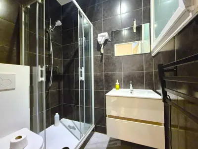 Salle de bains dans l'établissement Peacefull, face à la Cathédrale