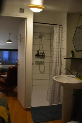 Salle de bains dans l'établissement Charleville Mézières, ravissante suite.