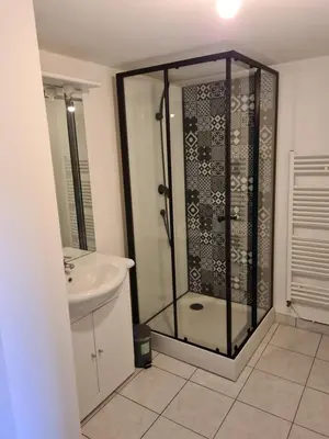 Salle de bains dans l'établissement Aux remparts du château