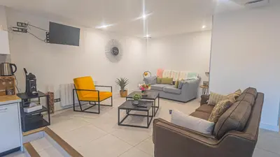 Coin salon dans l'établissement Jacuzzi Terrasse 86 - Terrasse & Climatisation - 4 personnes - BnB Epernay