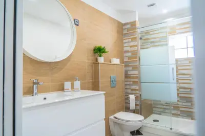 Salle de bains dans l'établissement Jacuzzi Terrasse 86 - Terrasse & Climatisation - 4 personnes - BnB Epernay