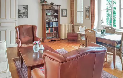Coin salon dans l'établissement Lovely Apartment In Ocquerre