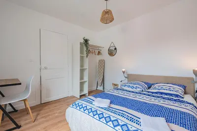 Un ou plusieurs lits dans un hébergement de l'établissement Le Majorelle - 2 chambres - Centre Gare