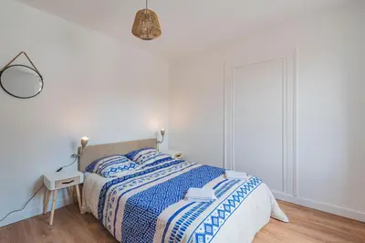 Un ou plusieurs lits dans un hébergement de l'établissement Le Majorelle - 2 chambres - Centre Gare