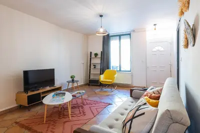 Télévision ou salle de divertissement dans l'établissement L Ethique de Sedan