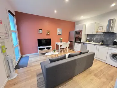 Cuisine ou kitchenette dans l'établissement Le Rémois - Charmant T2 - Rénové - Parking - Cour privative - WIFI