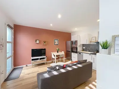 Télévision ou salle de divertissement dans l'établissement Le Rémois - Charmant T2 - Rénové - Parking - Cour privative - WIFI