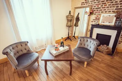 Coin salon dans l'établissement Domaine du lion rouge Piscine et Spa