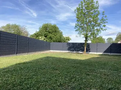 Jardin de l'établissement Domaine du lion rouge Piscine et Spa