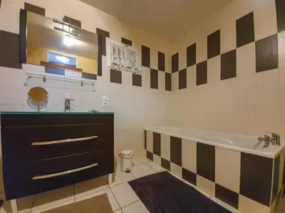 Salle de bains dans l'établissement Gîte de l'Etrier 3 * : Le calme à la campagne !