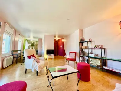 Télévision ou salle de divertissement dans l'établissement BERNARDINE - Hyper Centre Reims Parking Inclus