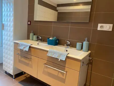 Cuisine ou kitchenette dans l'établissement Les volets bleus