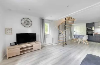 Télévision ou salle de divertissement dans l'établissement Maison avec jardin clos et privatif proche de Disneyland et parc des félins