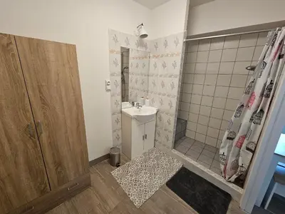 Salle de bains dans l'établissement Maisonnette du Relais de Vauchamps